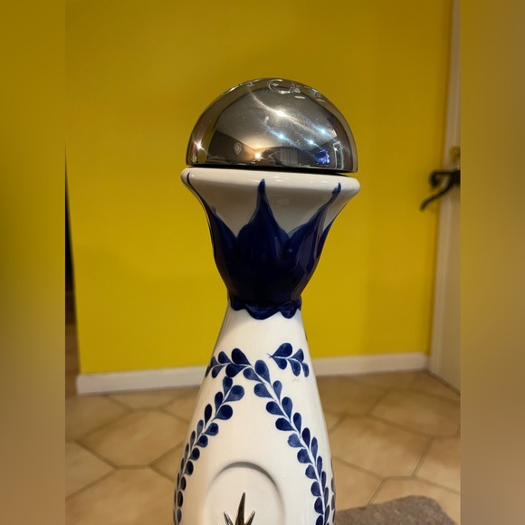 Ceramic Clase Azul Tequila Reposado bottle - Picture 4 of 8